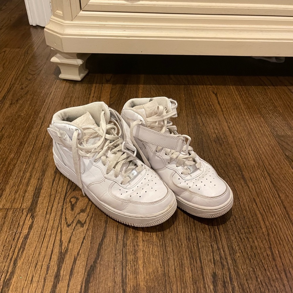 Brand: Nike. Color: White.